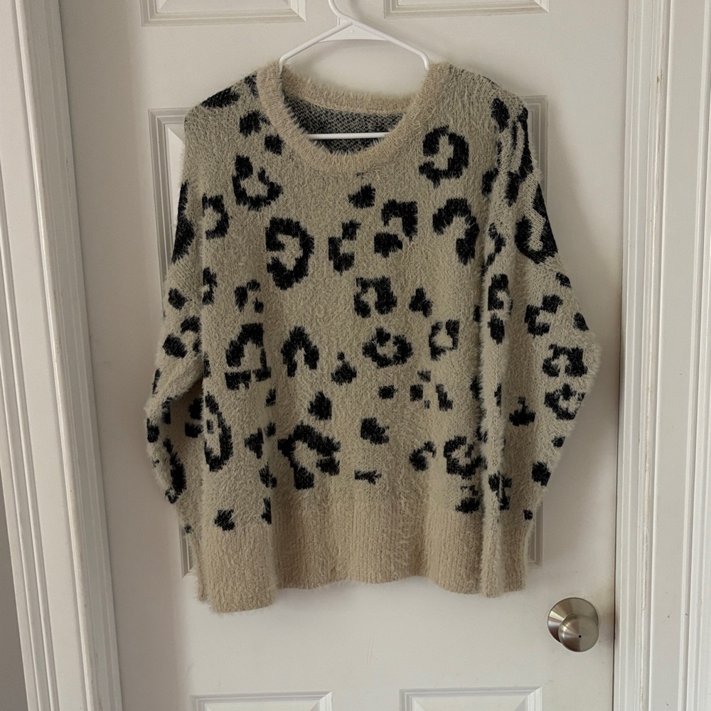 Chic Leopard Print Crew Neck Sweater